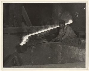 [Ajudante de moldador, Baldwin Locomotive Works, Eddystone, Pennsylvania]. de Lewis W. Hine