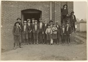 [Hora do meio-dia, King Mfg. Co., Augusta, Geórgia] de Lewis W. Hine