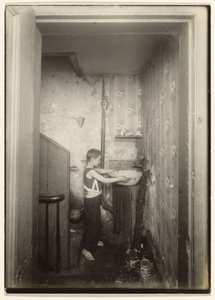 Uma torneira para todo o andar do cortiço, N.Y. de Lewis W. Hine