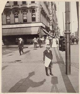 [Autorretrato com jornaleiro]. de Lewis W. Hine