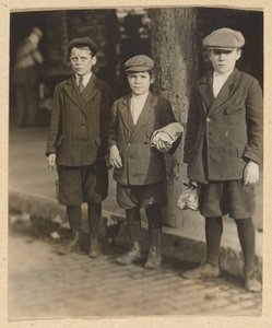 [Três rapazes na rua da cidade em cuecas e bonés] de Lewis W. Hine