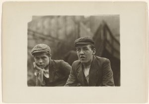 Dois rapazes com casacos e bonés, Nova Jersey de Lewis W. Hine