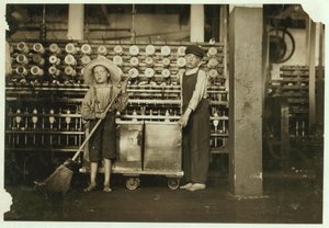 Ronald Webb, dono de 12 anos, e Frank Robinson, de 7 anos, filho de chefe de sala de jogos, que varre e despoja (limpa as bobinas cheias) em Roanoke Cotton Mills, Virgínia, 1911 de Lewis Wickes Hine