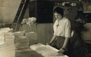 Rapariga de 15 anos a dobrar toalhas na lavandaria Bonanno, Boston, Massachusetts de Lewis Wickes Hine