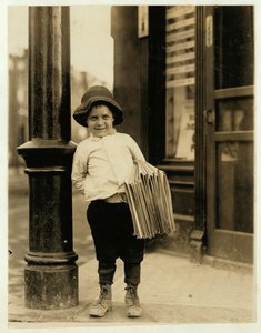 O jornaleiro de 6 anos, conhecido como Little Fattie e com apenas 3 pés e 4 pés de altura, trabalha há um ano em St. Louis, Missouri, 1910