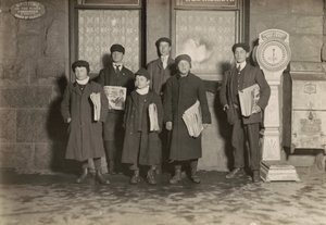 8:30 P.M. Grupo de jornaleiros a vender no depósito, Hartford, Connecticut. O rapaz mais pequeno tem 11 anos de idade, março de 1909 (foto) de Lewis Wickes Hine