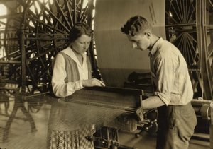 Um rapaz e uma rapariga a trabalhar num tear na fábrica de seda Cheney Silk Mills em South Manchester, Connecticut de Lewis Wickes Hine