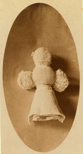 Uma boneca feita de resíduos por uma criança numa fábrica de tricô onde a mãe trabalha de Lewis Wickes Hine