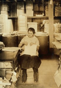 Uma rapariga a dobrar pastas de arquivo na Boston Index Card Co. em 113 Purchase Street, Boston, Massachusetts de Lewis Wickes Hine