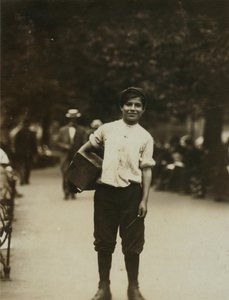 Um jovem engraxador a trabalhar em Union Square, Nova Iorque de Lewis Wickes Hine