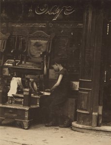 Um jovem engraxador a trabalhar na Canal Street, em Nova Iorque de Lewis Wickes Hine