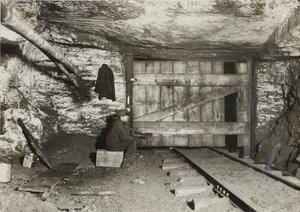 Rapaz à espera que o carvão chegue de Lewis Wickes Hine