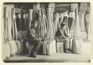 Rapazes na sala de embalagem, Brown Mfg. Company, Evansville, Ind. de Lewis Wickes Hine