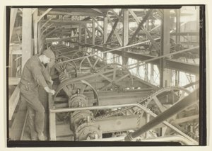 Já não são precisos rapazes para o disjuntor, este é um disjuntor moderno de Lewis Wickes Hine