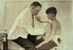 Médico a examinar jovem operário, Cheney Silk Mills, South Manchester, Connecticut, c.1924 (fotografia a preto e branco) de Lewis Wickes Hine