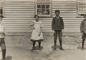 Edward St. Germain e a sua irmã Delia, trabalhadores de moinho, Phoenix, Rhode Island, abril de 1909 de Lewis Wickes Hine