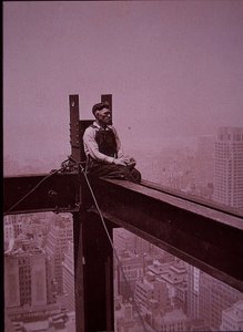 Empire State Building em construção, mostrando operário a fazer uma pausa