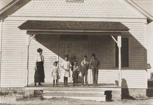 Cinco alunos presentes na Escola No. 6, Distrito 3, Fort Michigan, Colorado, 1915 de Lewis Wickes Hine