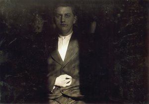 Frank Wiegel, de Brooklyn, ferido depois de ter trabalhado 18 horas por dia aos 15 anos de idade, tendo-lhe sido amputados dois dedos da mão direita, na cidade de Nova Iorque de Lewis Wickes Hine