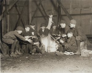 Gangue de Newsboys às 22:00, 1910 de Lewis Wickes Hine