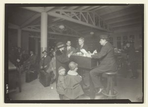 Família alemã, intérprete e registadora em Ellis Island de Lewis Wickes Hine