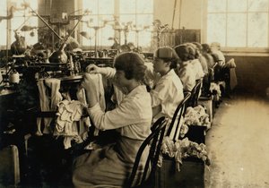 Raparigas a fazer meias nos moinhos de Ipswich em Boston, Massachusetts de Lewis Wickes Hine
