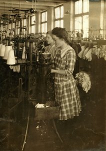 Raparigas a fazer meias nos moinhos de Ipswich em Boston, Massachusetts de Lewis Wickes Hine