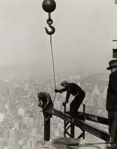 No alto do Empire State Building, N.Y. de Lewis Wickes Hine
