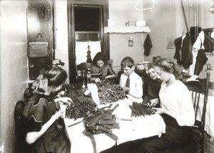 Trabalho ao domicílio (fabrico de ligas) de Lewis Wickes Hine