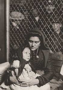 Mãe e filho imigrantes de Lewis Wickes Hine