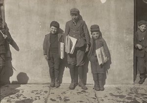 John Pento, 14 anos, Daniel e Angelo Pento, 7 anos, a vender jornais, Hartford, Connecticut de Lewis Wickes Hine