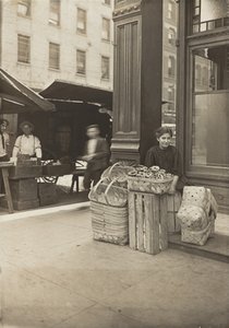Lena Lochiavo - 11 anos, vendedora de cestos (e pretzels), no mercado da Sixth Street em frente à entrada de um saloon, Cincinnati, Ohio