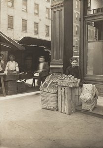 Lena Lochiavo, 11 anos, vendedora de cesta e pretzel, no mercado da Sixth Street em frente à entrada do salão, Cincinnati, Ohio, em agosto de 1908 (impressão prateada em gelatina)