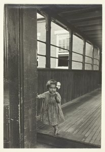 Rapariga de pé à entrada de uma galeria de Lewis Wickes Hine