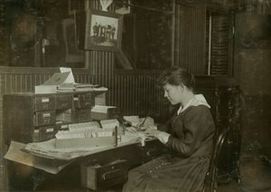 Malvina Amundsen, uma empregada de escritório de 15 anos da Eastern Talking Machine Co. na 177 Tremont Street em Boston, Massachusetts de Lewis Wickes Hine