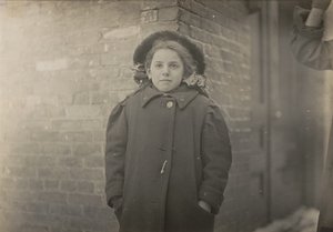 Mery Horn, uma condição de corcunda agravada pela pesada carga de papéis que transportava. Hartford, Connecticut, março de 1909 de Lewis Wickes Hine