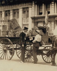 Meninos mensageiros em conversa na Union Square, Nova Iorque de Lewis Wickes Hine
