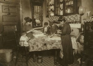 A Sra. Mette e seus filhos (Josephine 13, Nicholas 6 e Johnnie 8 ganham apenas 40-50 centavos por dia) fazendo flores em um prédio sujo de Nova York, 1911 de Lewis Wickes Hine