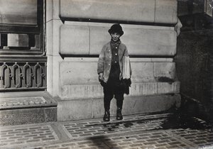 Vendedor de jornais de Lewis Wickes Hine