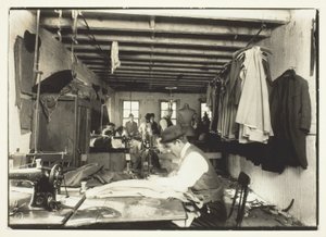 Old Time Garment Shop, Nova Iorque de Lewis Wickes Hine