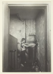 Uma torneira para um andar. Cortiço antigo em Nova Iorque de Lewis Wickes Hine