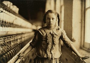 Retrato de uma rapariga que trabalha como fiandeira numa fábrica de algodão, apesar de não ter idade suficiente para trabalhar, Whitnel, Carolina do Norte de Lewis Wickes Hine