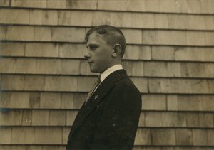 Rapaz do povoado, varredor e limpador com a sua roupa de domingo, Fall River, Massachusetts de Lewis Wickes Hine