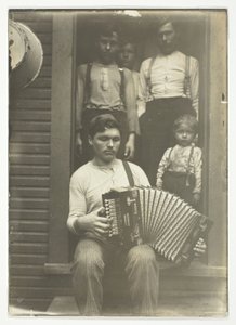Trabalhador eslovaco da siderurgia na região de Pittsburgh relaxa após o jantar de Lewis Wickes Hine