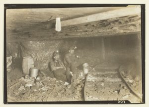 Estes mineiros gostam de almoçar e descansar um pouco nestas entradas com tectos baixos de Lewis Wickes Hine