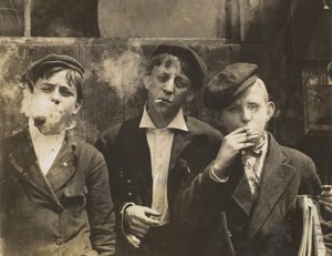 Três jovens jornaleiros fumando, Saint Louis, Missouri, EUA, 1910