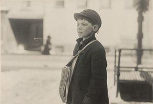 Tony Casale, «Bologna», 11 anos, vende jornais há 4 anos, Hartford, Connecticut, março de 1909 de Lewis Wickes Hine