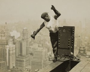 Trabalhador a dar sinal de alta para a equipa da torre de perfuração de Lewis Wickes Hine
