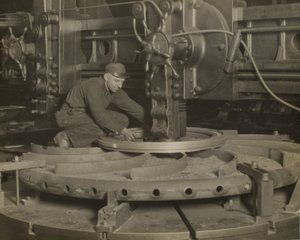Trabalhador numa máquina de moer de Lewis Wickes Hine