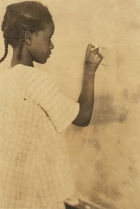 Jovem escrevendo no quadro negro na sala de aula, Pleasant Green School, Marlinton, Pocahontas County, West Virginia, EUA c.1921 (foto sépia) de Lewis Wickes Hine